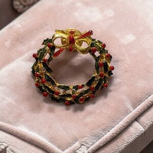 Unbranded Gold Tone Christmas Wreath Lapel Pin